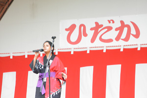 ステージで歌う留学生