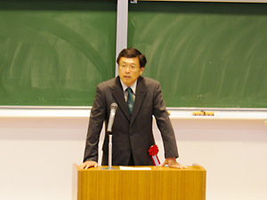 挨拶する山下研究院長