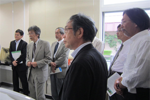 本村室蘭臨海実験所長(左から2人目)による施設の説明