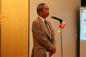 式辞を述べる近藤センター長