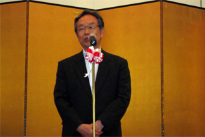 祝辞を述べる本堂理事・副学長