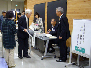 「懐かし講義」受付の様子