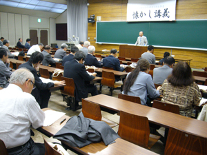 講義の様子(厚谷名誉教授)