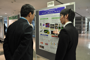 ポスター発表する大学院生