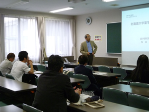 講演する松田学部長