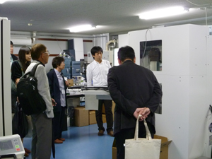 創薬科学研究教育センターを見学する同窓生等
