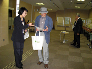 玄関ホールの展示を見学する参加者