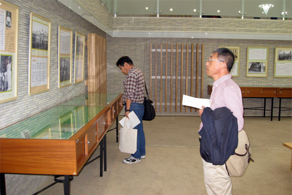 メディアコートの展示を見学する参加者