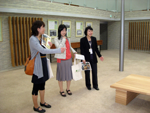 改修後の施設に驚く図書館ツアー参加者