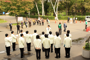 合唱を楽しむ卒業生・市民