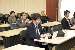 熱心に報告を聞く参加者