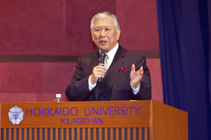 北大の近況を報告する佐伯総長