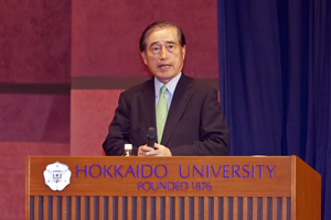 歓迎の挨拶を述べる數土会長