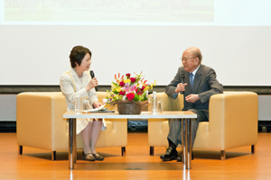 対談する鈴木名誉教授(右)と司会の船越さん(左)