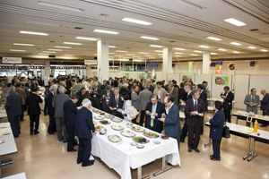 多くの参加者で盛り上がった懇談会の様子
