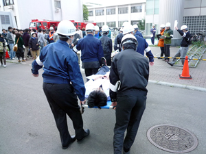 自衛消防隊による怪我人の救出