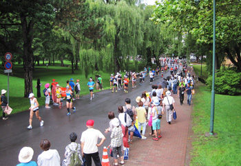 �J�̌���͂�U��i�郉���i�[