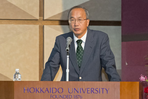 北大の近況を報告する山口総長