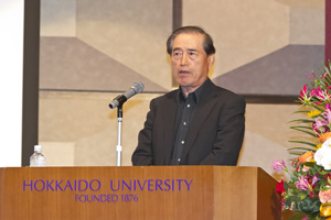 歓迎の挨拶を述べる數土会長