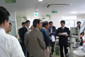北川病院長補佐の説明を聞く参加者