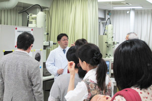 施設ツアーでの説明の様子