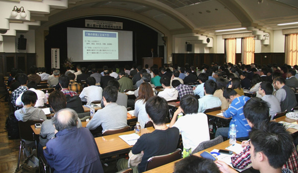 満席になった講演会の様子