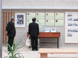 新渡戸稲造の青春を見学する参加者