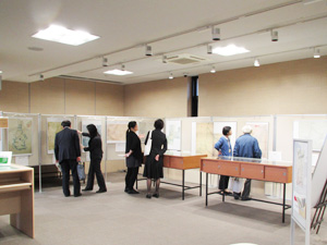 北方古地図展を見学する参加者