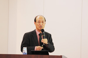 講演を行う津田教授