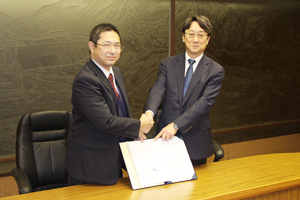 小山内信智土砂管理研究グループ長(左)と丸谷知己農学研究院長