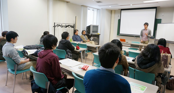 大学院生の話を熱心に聞く出席者
