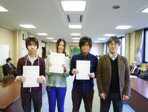 南学部長(右)と成績優秀者