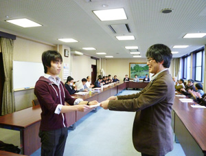 南学部長(右)から表彰状を授与される成績優秀者