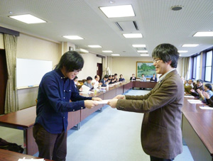 南学部長(右)から表彰状を授与される成績優秀者