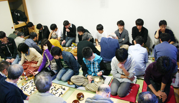 真剣な表情で交流碁を楽しむ学生・教職員