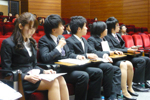 成果発表を行った学部生