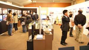 展示を見学する多くの来場者