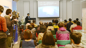 低温科学研究所 杉山講師による講演の様子