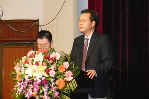 挨拶する西安交通大学 盧副学長