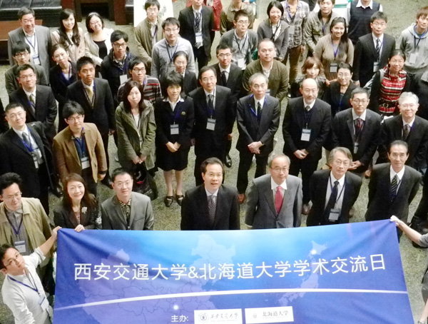 西安交通大学での記念撮影