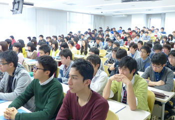 熱心に講演を聴く学生
