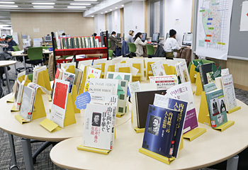 2階オープンエリアでの関連本展示風景