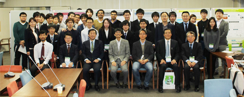 学生ポスターセッション発表者と参加者