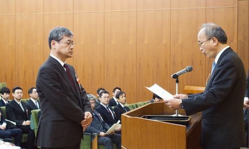 山口総長から教育総長賞代表者に表彰状の授与