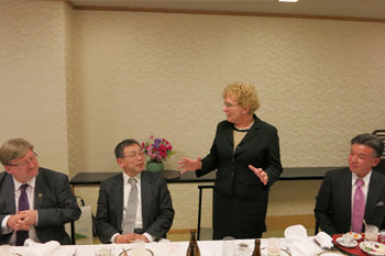 バリントン大使の返礼挨拶(左からノートン学長,名和工学研究院長,バリントン大使,長野教授)