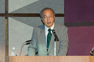 本学の近況を報告する山口総長