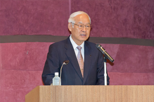 歓迎の挨拶を述べる石山会長