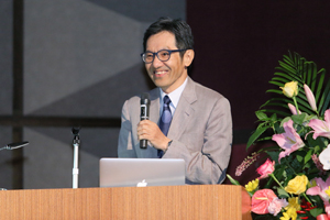 講演する圦本先生