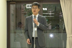 挨拶する南研究院長