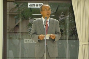 挨拶する山口総長